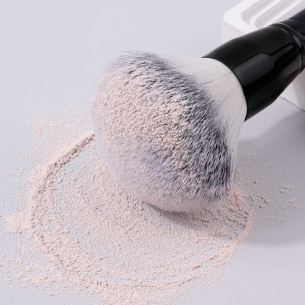 Single large loose brush, super large, fluffy and soft setting brush, handcrafted blush brush, multi-functional beauty tool Application Scenario