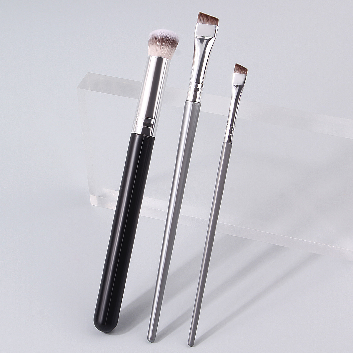 A set of 3 beginner eye makeup brushes: Soft-bristled concealer brush, multi-functional fine blade eyeliner brush, and slanting eyebrow brush details Picture