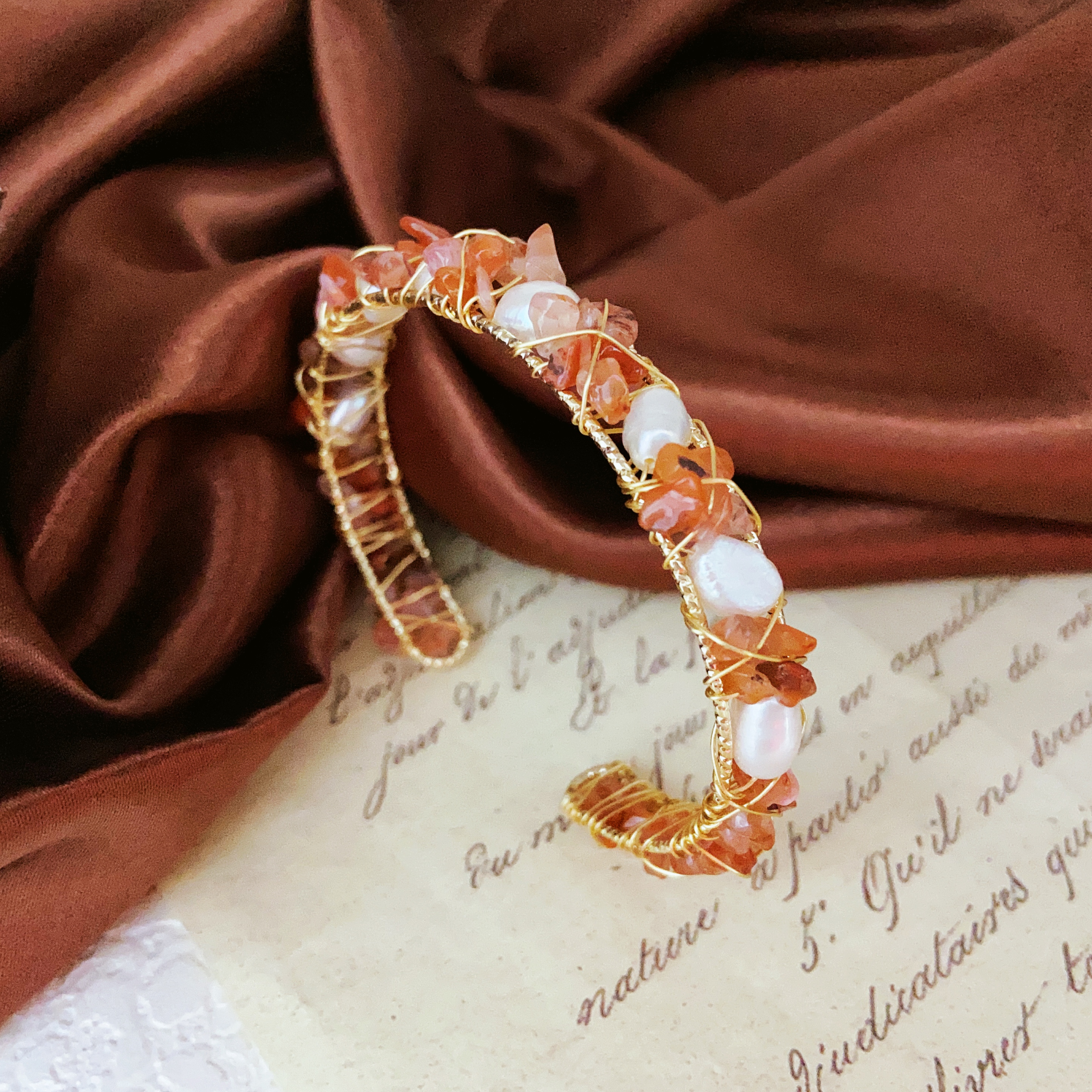 This is a fashionable, simple and versatile women's bracelet accessory. It's a trendy European and American style