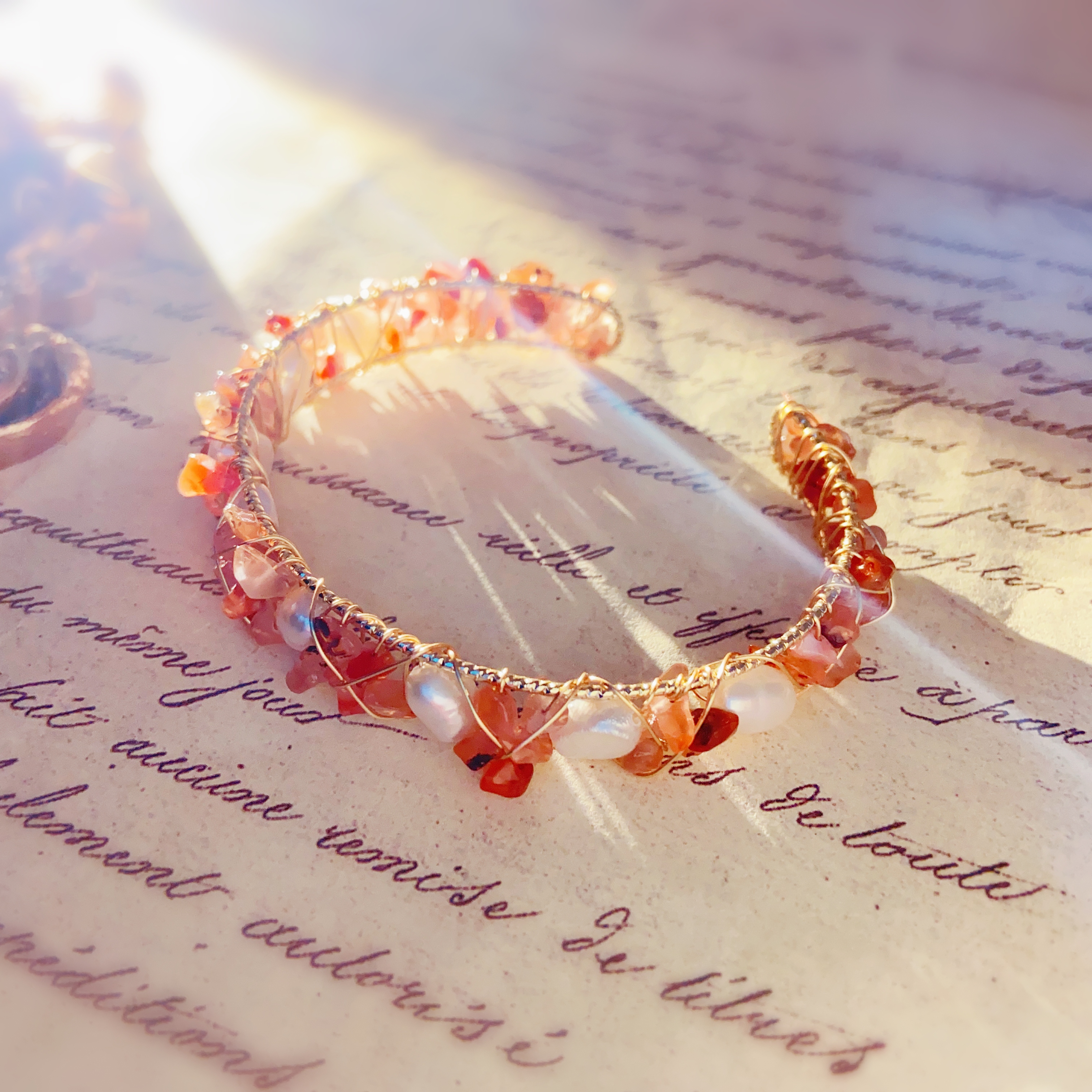 This is a fashionable, simple and versatile women's bracelet accessory. It's a trendy European and American style Specification image