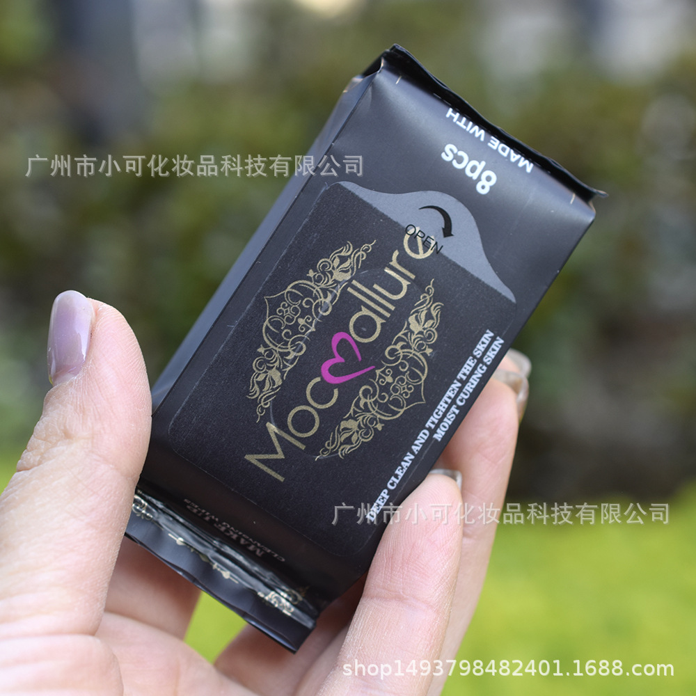 English version makeup remover wipes, 8-piece mini packaging, portable bag, convenient makeup remover wipes, makeup remover wet wipes, black and gold packaging details Picture