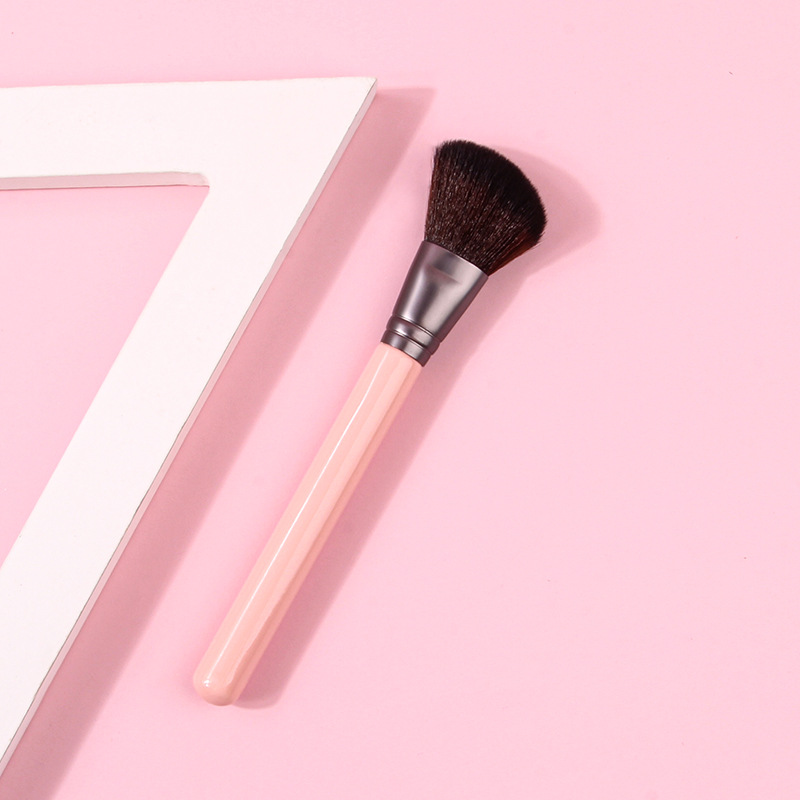 New fluffy slanted wooden handle blush refresh beauty brush in stock wholesale, soft bristle portable loose powder makeup brush Application Scenario