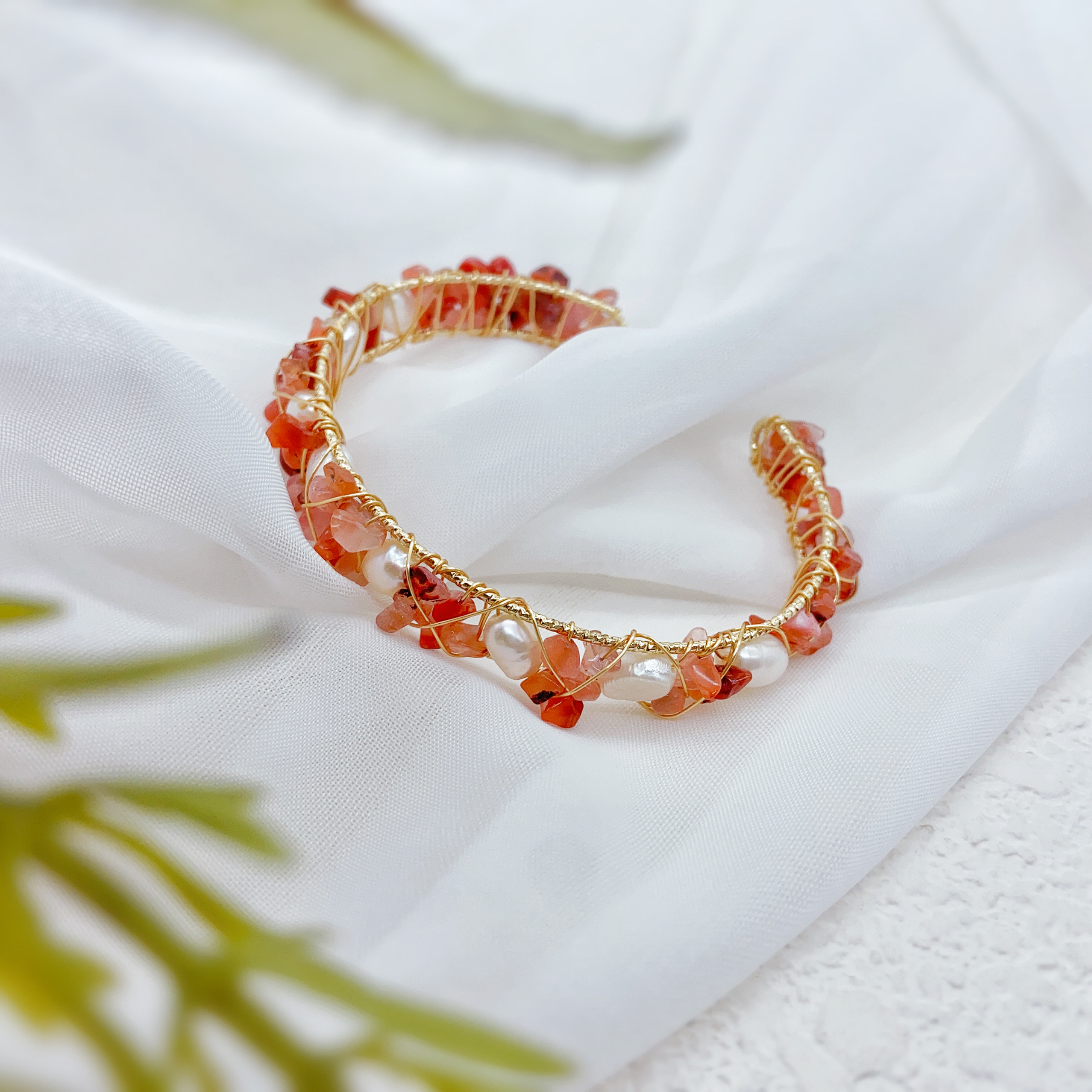 This is a fashionable, simple and versatile women's bracelet accessory. It's a trendy European and American style Application Scenario
