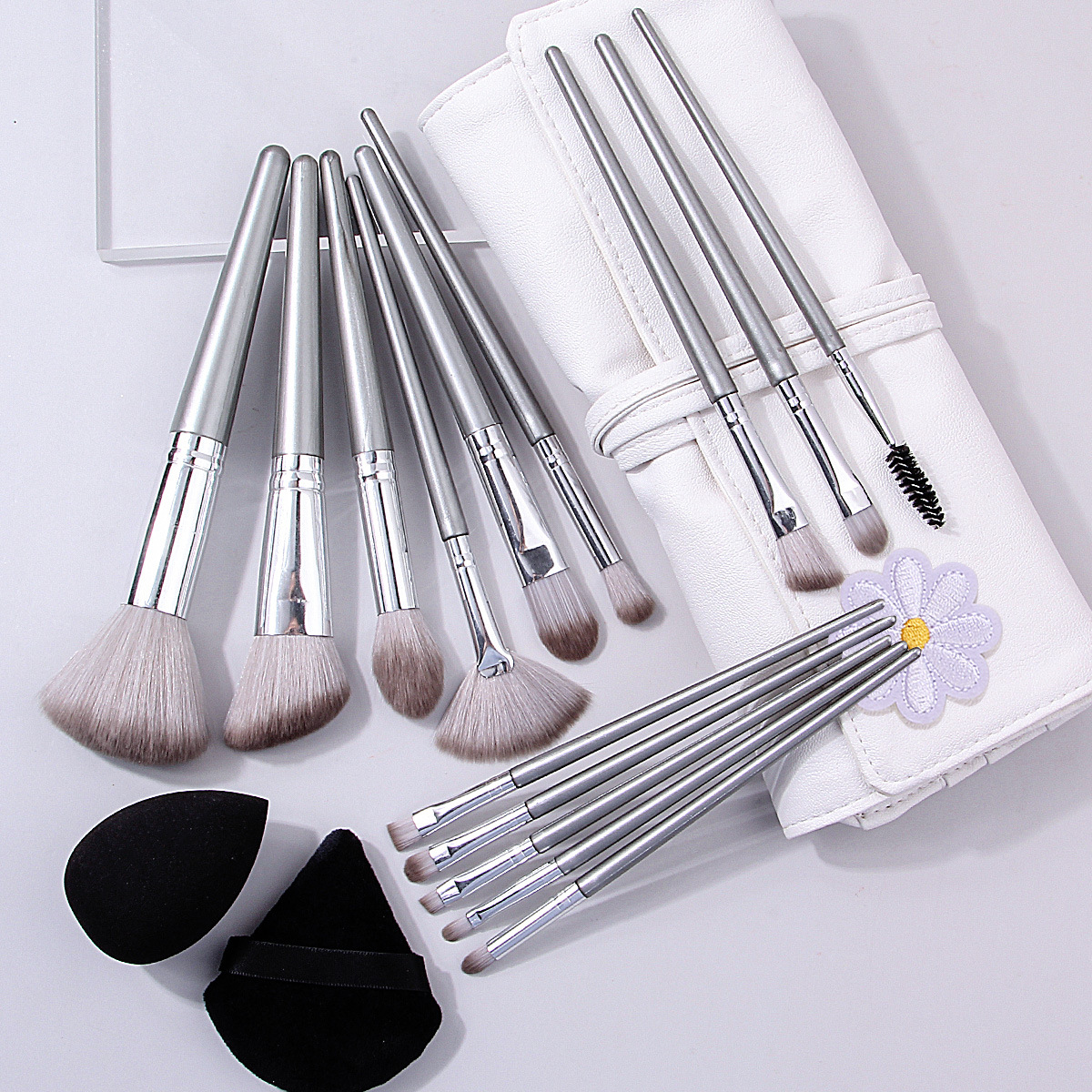 The first encounter: A 14-piece makeup brush set, including foundation, makeup sponge, egg setting, powder puff, loose powder, blush brush, and makeup bag full figure