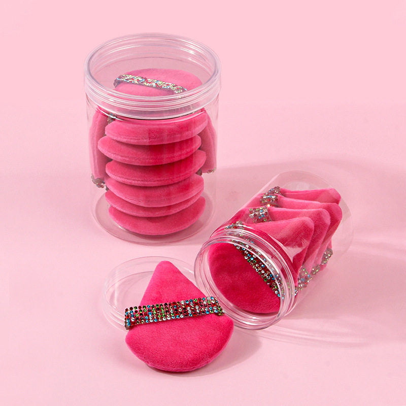 Soft triangular powder puff, makeup powder puff, ready-made, hand-hook powder puff, beginner's portable honey powder puff wholesale Application Scenario