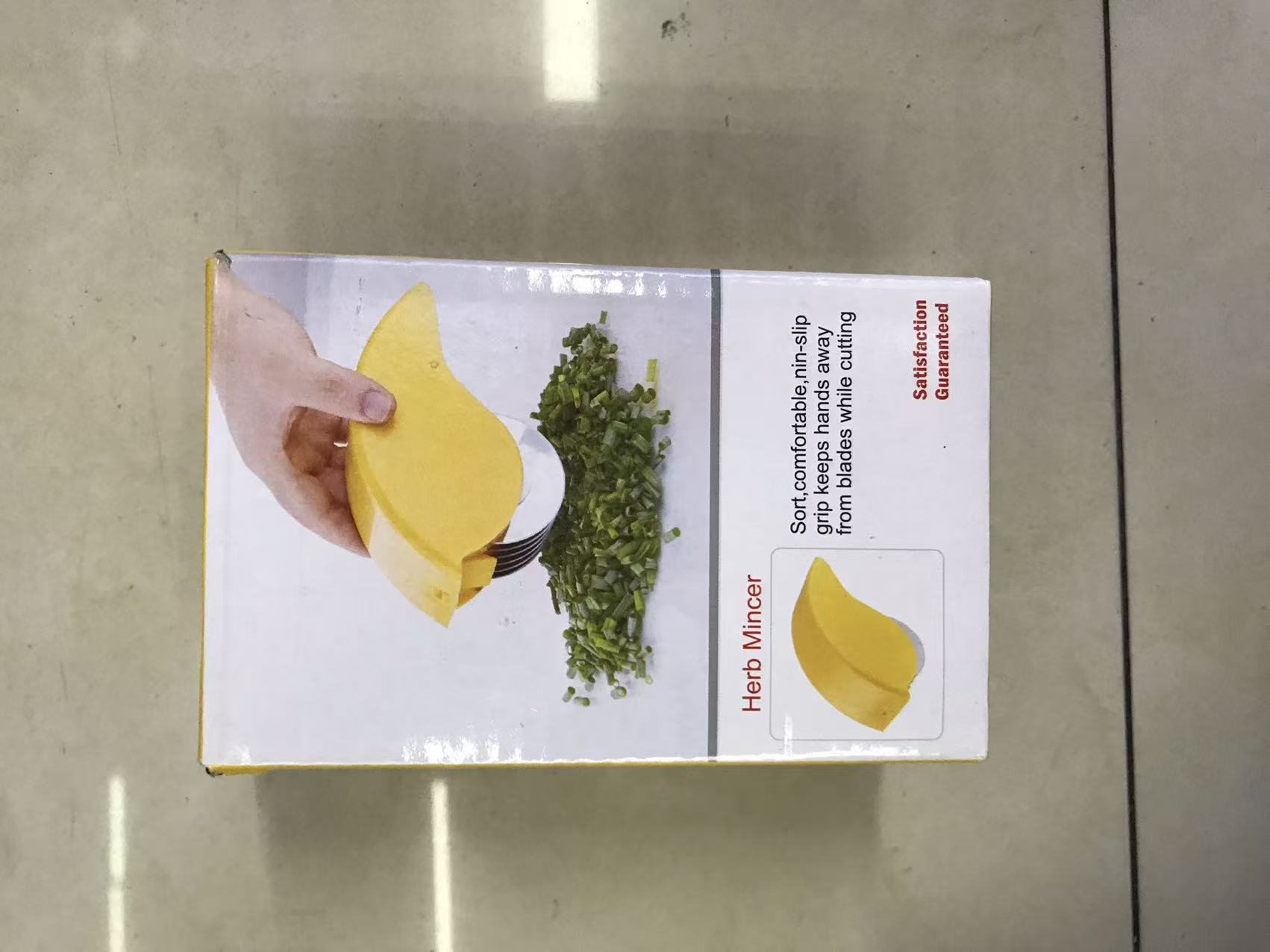 Multi-functional creative roller vegetable cutter, practical vegetable shredder, kitchen knife, creative kitchen gadgets, six-wheel scallion cutter Application Scenario