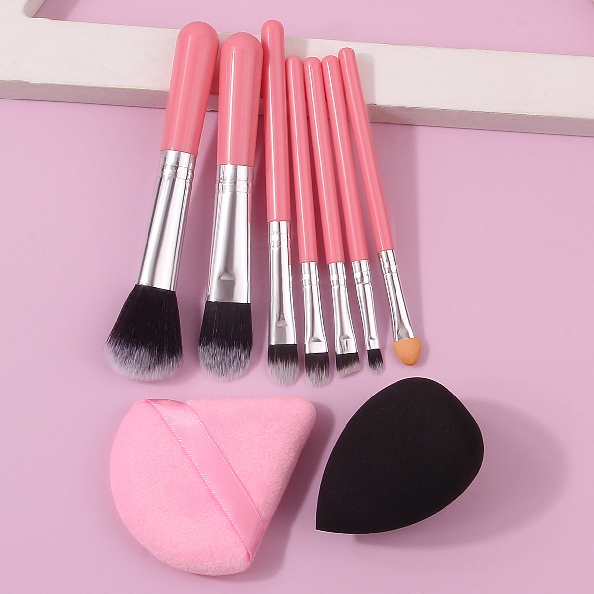 Travel portable 7-piece makeup brush set: Mini loose powder, blush brush, eyeshadow brush, comes with a triangular powder puff and sponge egg details Picture