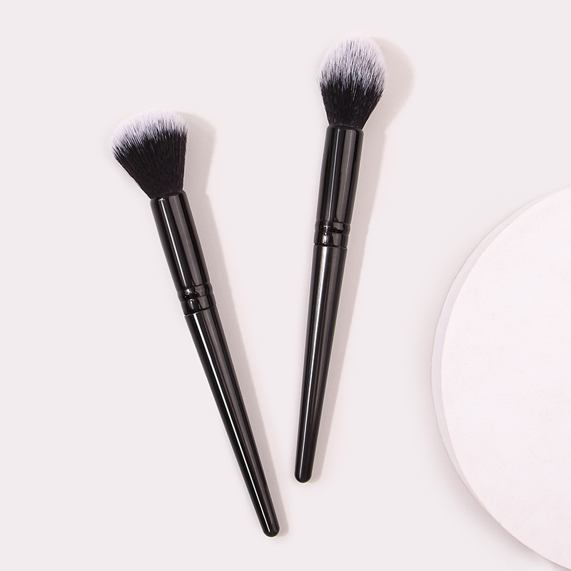 Portable single flame blush brush, highlighter brush, soft bristle dot color brush, facial makeup tool, makeup brush Specification drawing