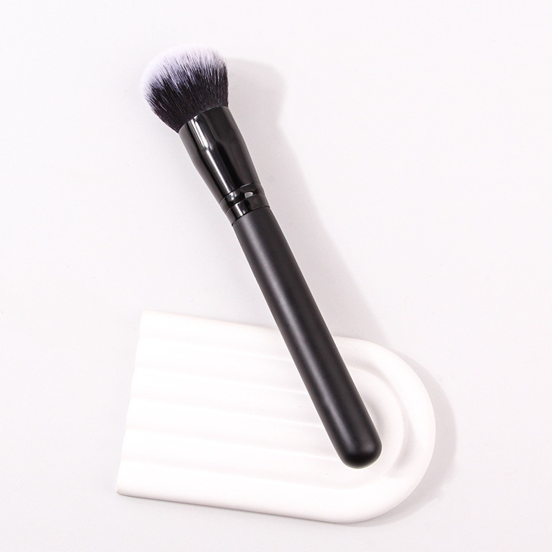 Single wooden handle blush brush, soft bristle setting powder brush, multi-functional facial makeup tool, makeup brush in stock Application Scenario