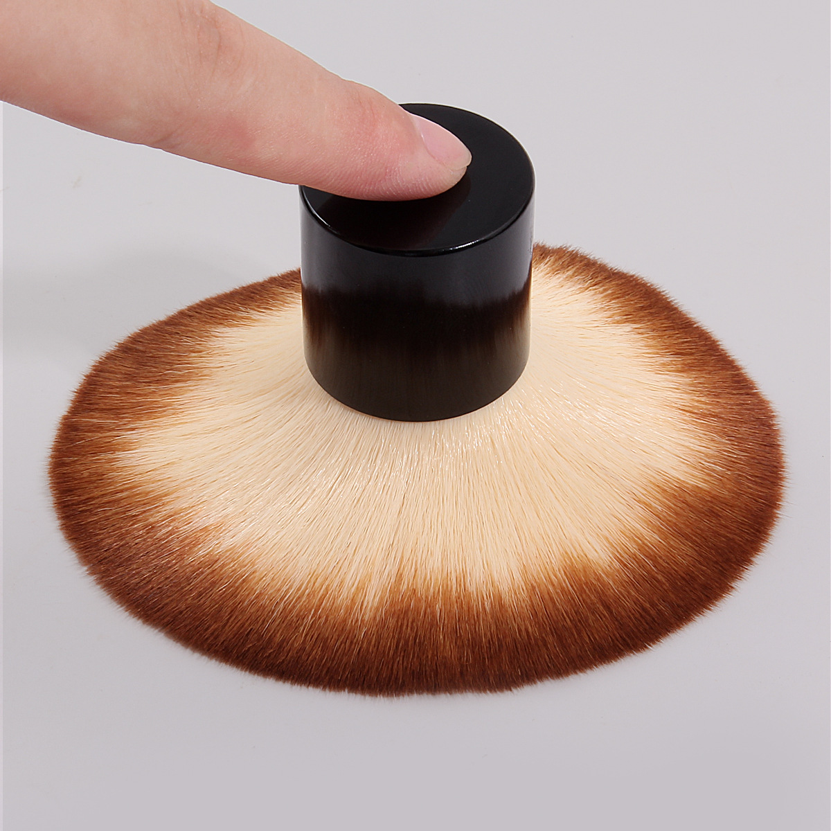 Single large mushroom brush, Kabuki soft bristles, loose brush, setting brush, multi-functional facial blush brush Application Scenario