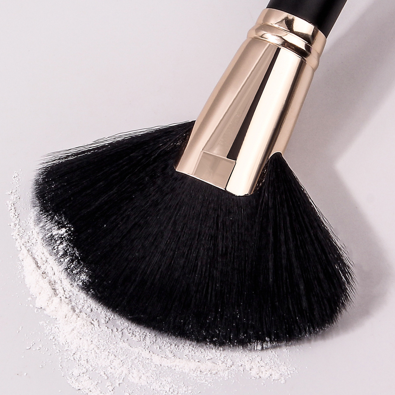 Single extra-large fan-shaped makeup brush, soft bristles, loose brush, multi-functional portable cleaning brush Specification drawing