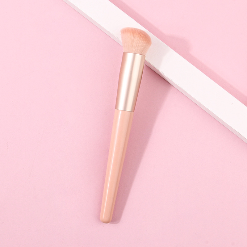 New 170 angled foundation brush, facial contactor brush, portable soft bristle makeup brush, high-gloss brightening blush brush Application Scenario