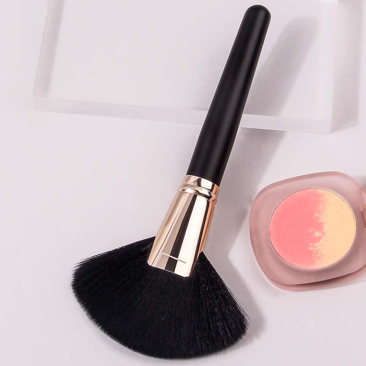 Single extra-large fan-shaped makeup brush, soft bristles, loose brush, multi-functional portable cleaning brush details Picture