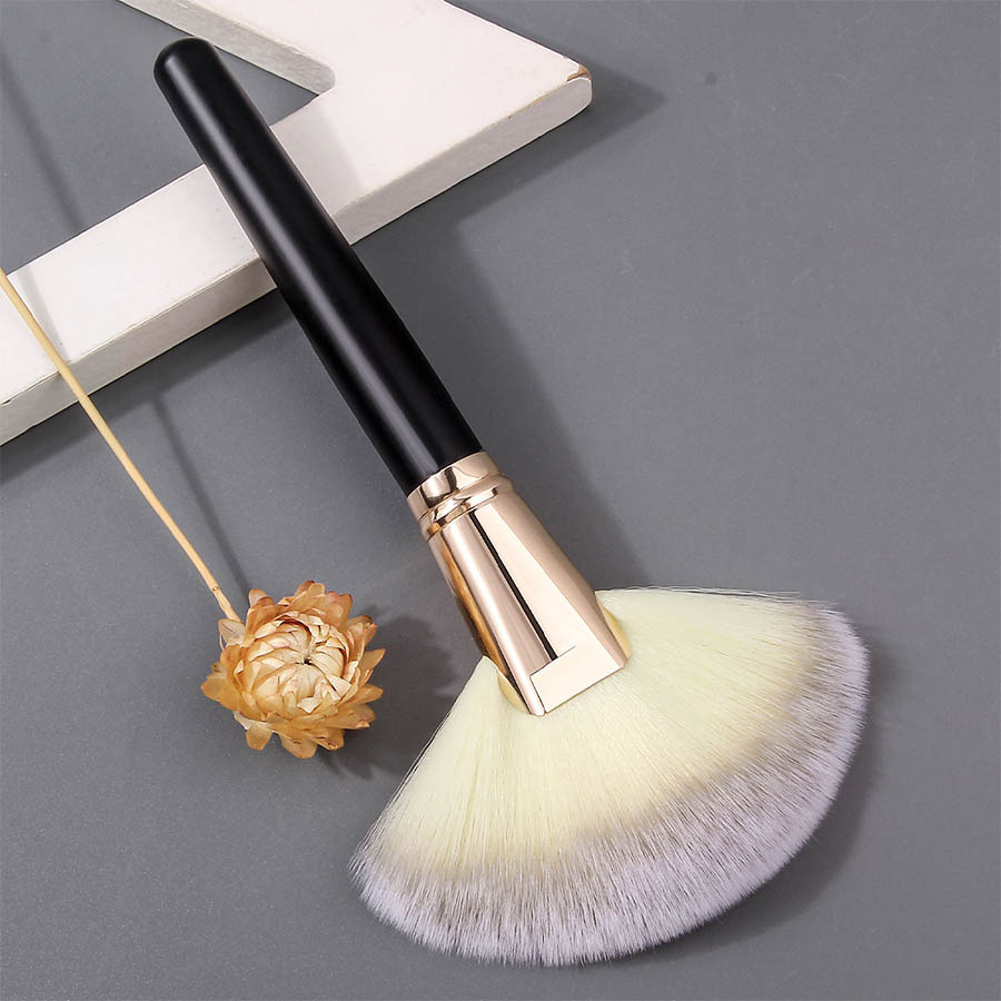Extra-large fan-shaped brush, a special soft-bristled powder brush for makeup artists, is available for wholesale at a discounted price in stock full figure