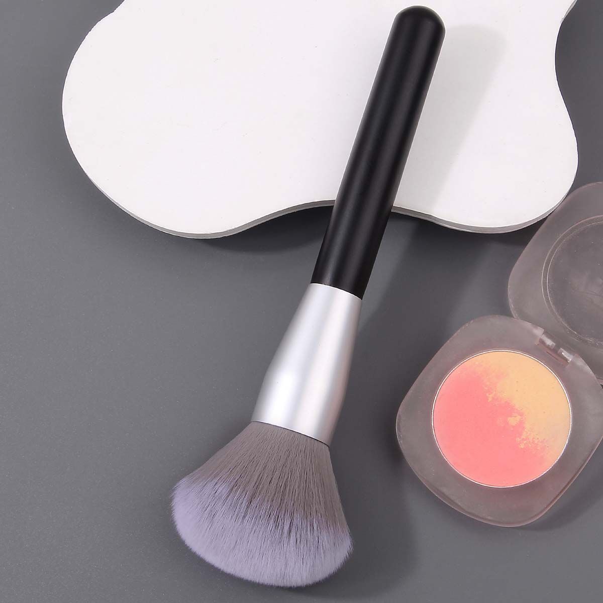 This is a single portable makeup brush with a loose brush and soft bristles that do not absorb powder. It is a long-lasting and durable setting brush full figure