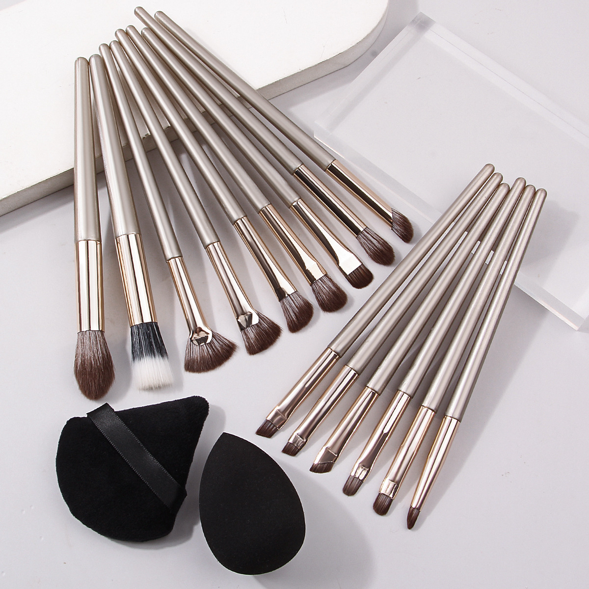 Beginner's Eye 15-piece makeup brush set: Eyeshadow brush, smuder brush, foundation, sponge egg, setting powder puff, makeup combination full figure