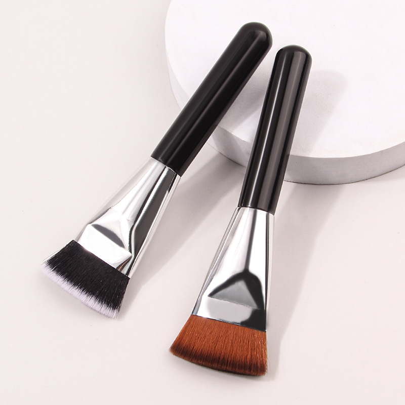 Single large-sized mask brush, portable flat-head contour brush, one-piece foundation brush, beginner's beauty tools wholesale Application Scenario