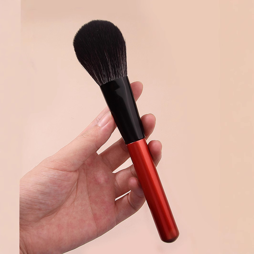 Single tongue-shaped blush refresh model in stock, makeup brush, beauty tool, soft bristle portable setting brush, loose brush Application Scenario
