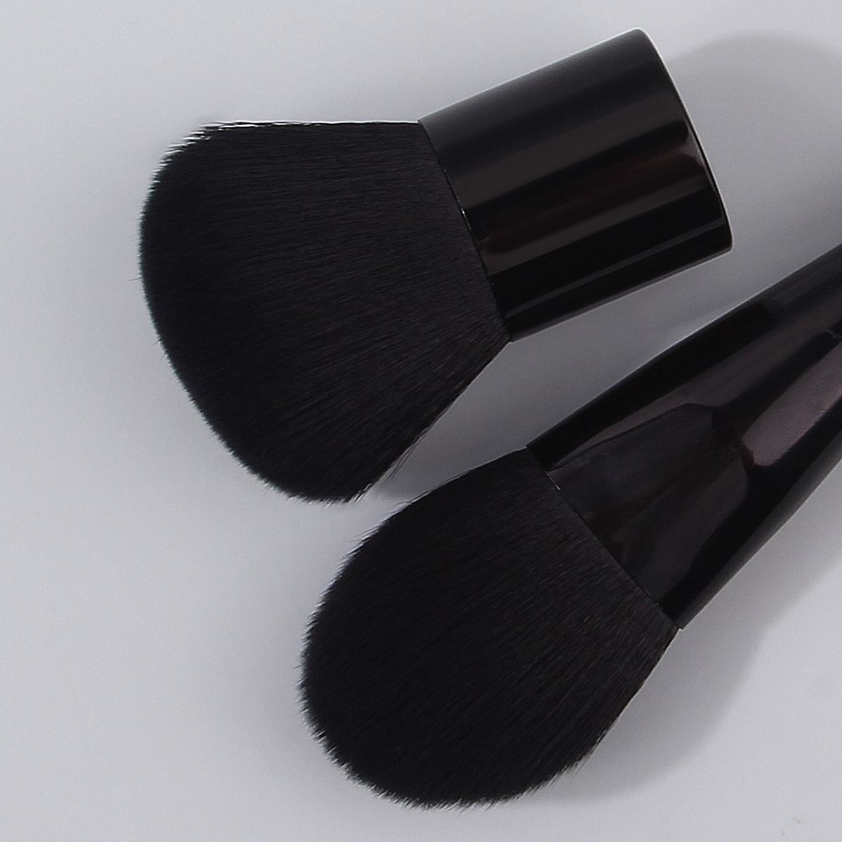 Black soft-bristled makeup brush, tongue-shaped foundation brush, mask brush, portable mushroom-shaped base loose powder and loose powder setting brush in stock Specification drawing