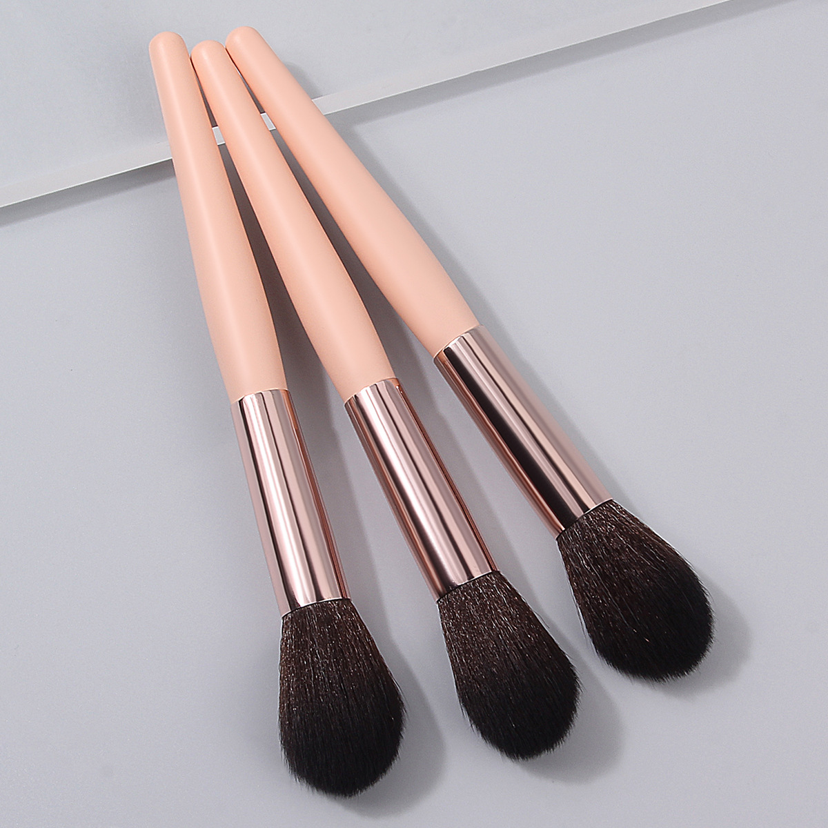 New apricot-colored wooden handle blush brush, Flame high-gloss brush, powder brush, facial makeup gift brush, in stock for wholesale full figure