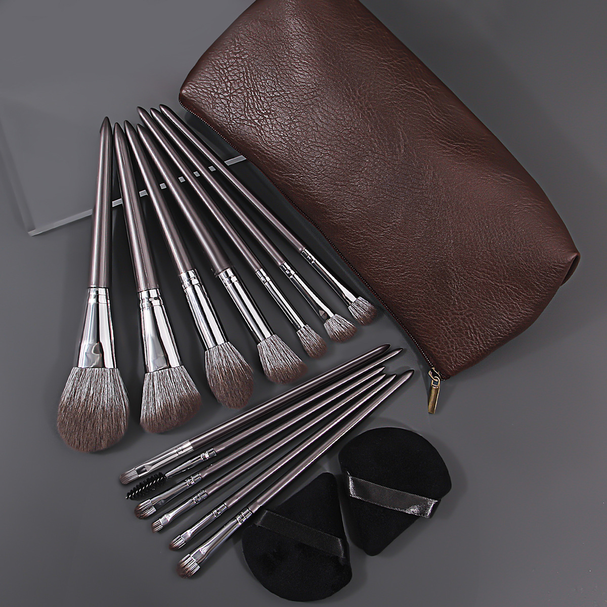 A complete set of 13 makeup brushes, including soft bristles, loose powder, blush, eyeshadow brushes, triangular powder puff, portable makeup packaging set, and brushes in stock details Picture