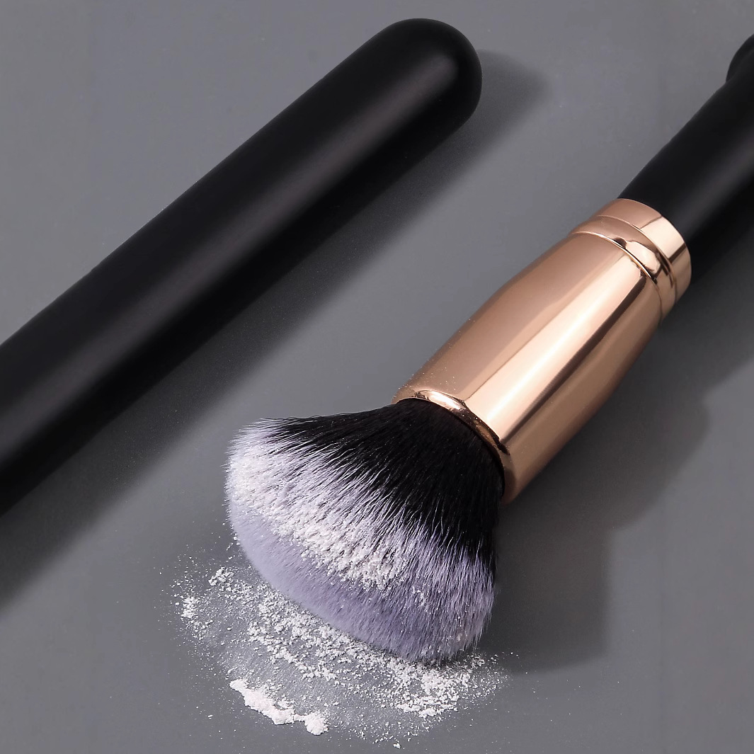 New single blush brush, contouring brush, powder brush, foundation brush, portable makeup tool, wooden handle, in stock, ready for immediate shipment Application Scenario