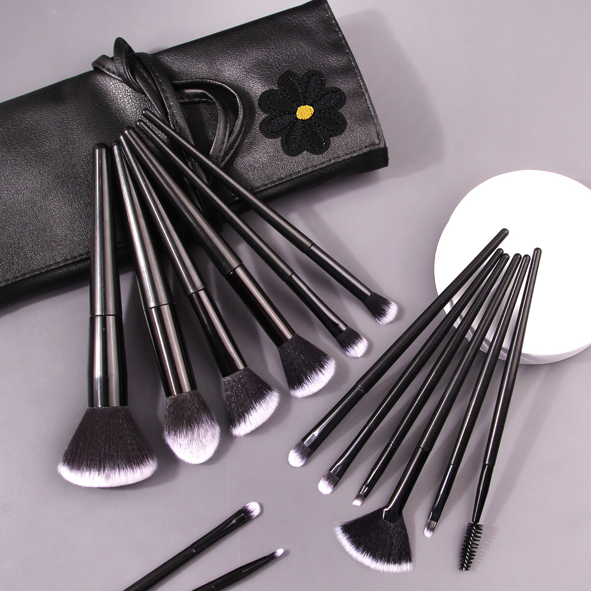Cross-border 14-piece high-end makeup brush set, black full set, loose powder brush, eyeshadow brush, blush, multi-functional beauty tools full figure