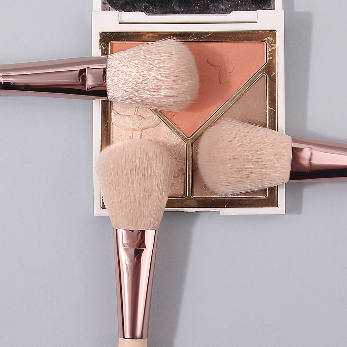 Single wooden handle loose brush portable soft bristle makeup refresh facial setting honey brush blush brush in stock wholesale Application Scenario