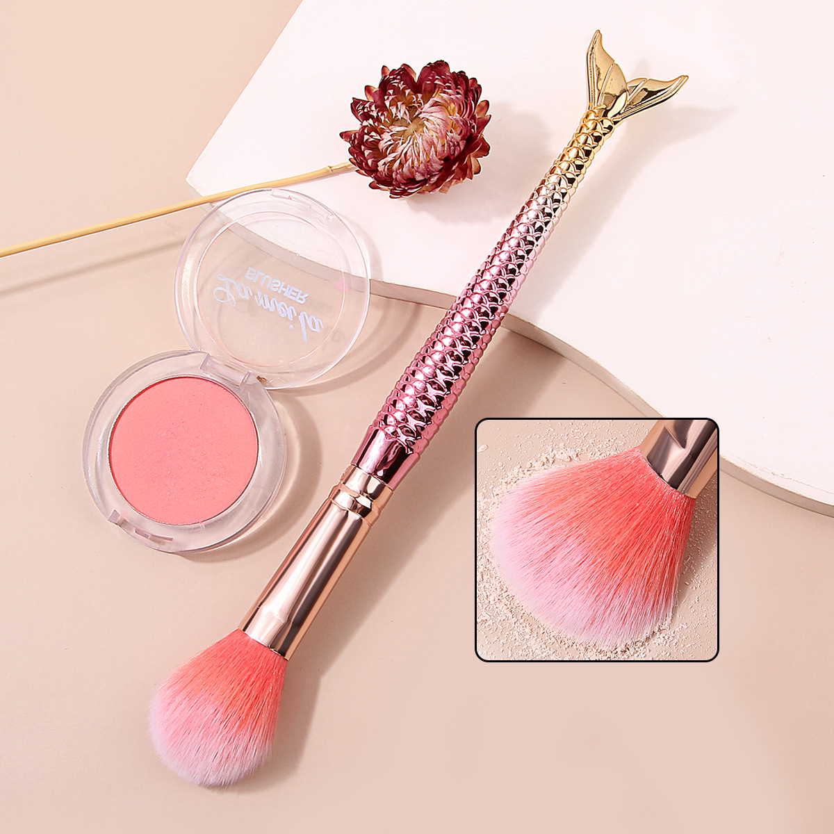 High appearance level mermaid handle makeup brush, cartoon blush brush, highlight brush, portable and lightweight beauty tool for beginners full figure