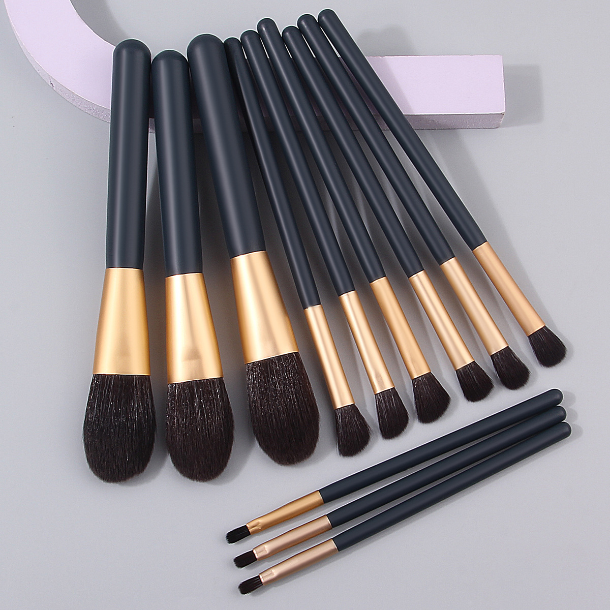 Cross-border 12-piece makeup brush set in stock: Soft bristle portable loose brush, highlighter brush, smudge brush, concealer brush, lip brush Application Scenario
