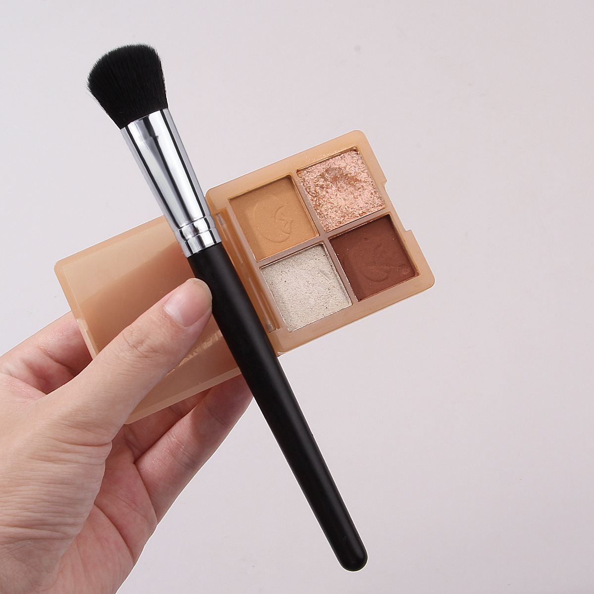 Single wooden-handled highlighter blush brush, portable soft-bristled makeup brush, beginner's smudging brush, beauty tools in stock and dispatched immediately Specification drawing
