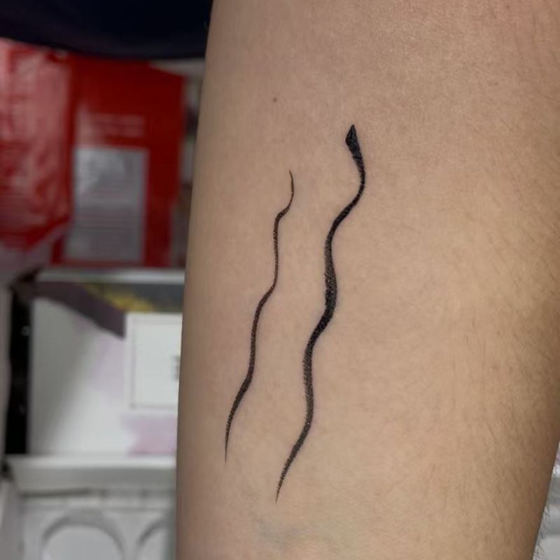 eyeliner, black, smooth and fluid, no smudging Item Picture