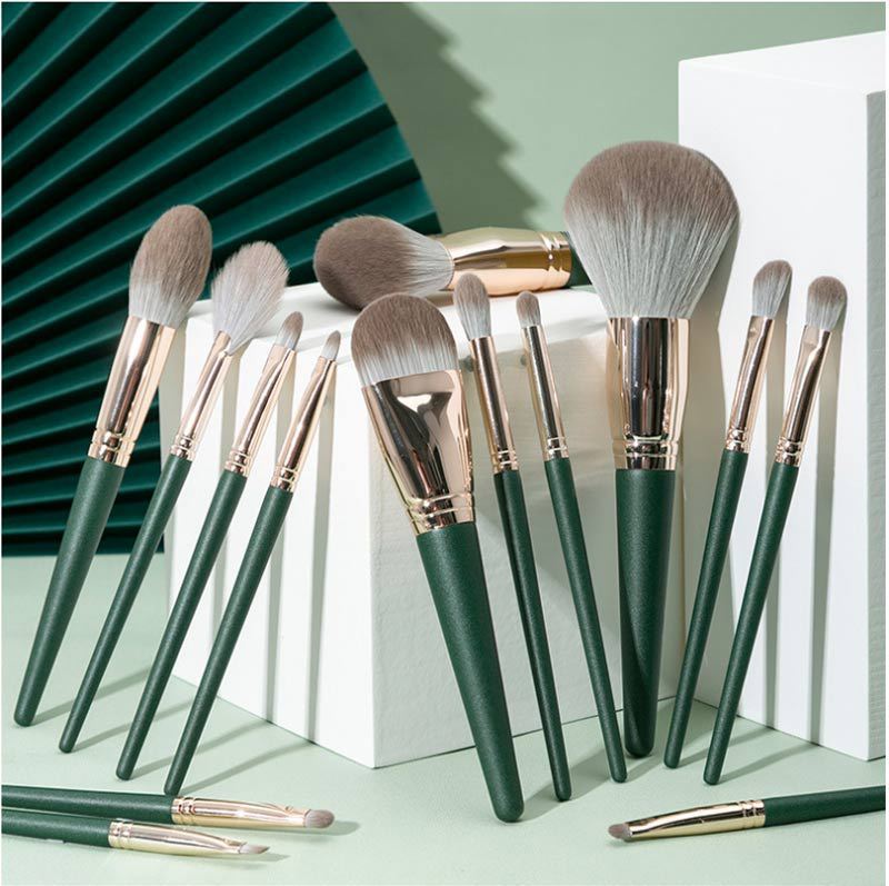 The large 14-stick Green Cloud makeup brush set is a popular export product. It is a high-quality makeup brush and a beauty tool details Picture