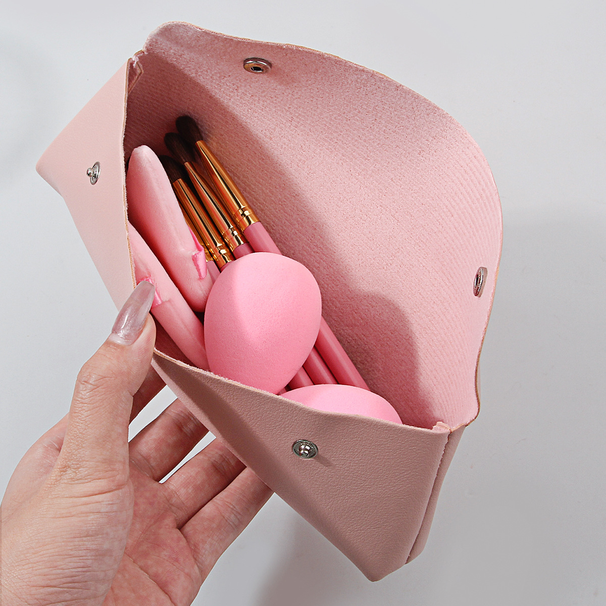 New large-capacity leather brush bag, metal snap bag, makeup tool storage, makeup brush storage, brush holder bag, pen case Application Scenario