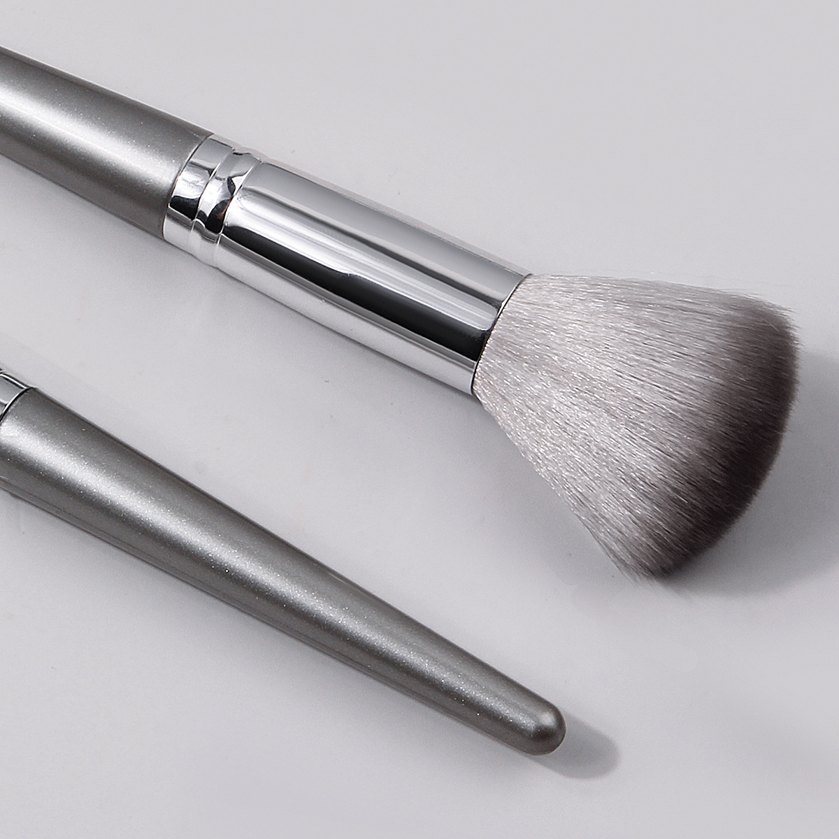 Xinhao Moon Silver Makeup Brush Set, beauty tools for beginners, loose powder, eyeshadow, foundation brush, factory stock wholesale Application Scenario