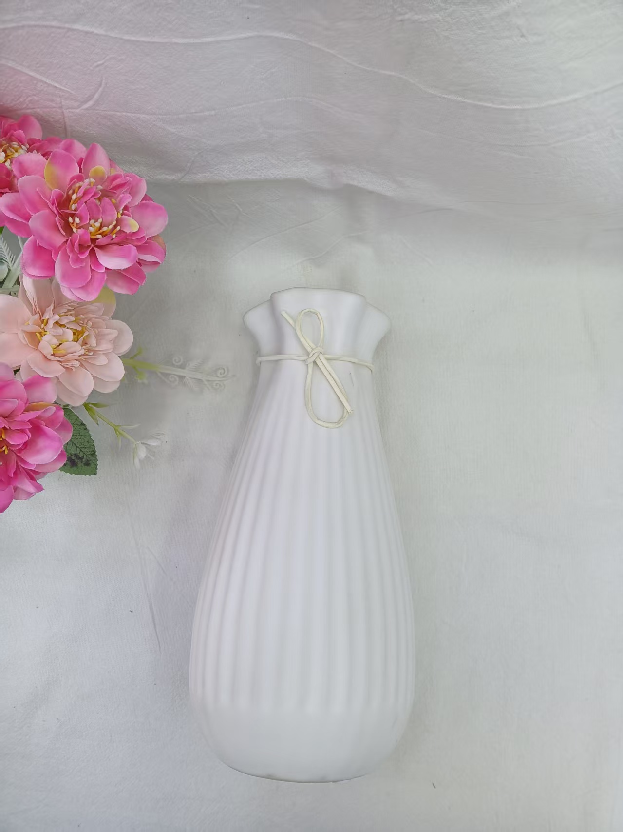 Ceramic flower arrangement ornaments, flower vases, porcelain handicrafts, simple and plain styles Application Scenario