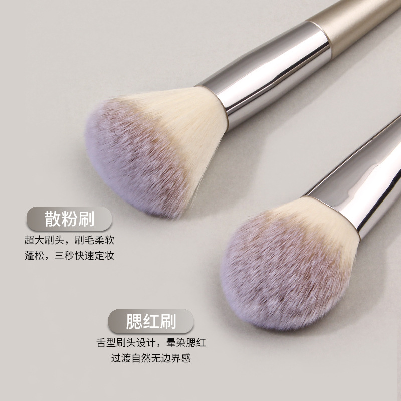 New pointed-color wooden-handled brush with dense and fluffy powder setting brush, portable soft-bristled foundation blush powder compact contour brush details Picture