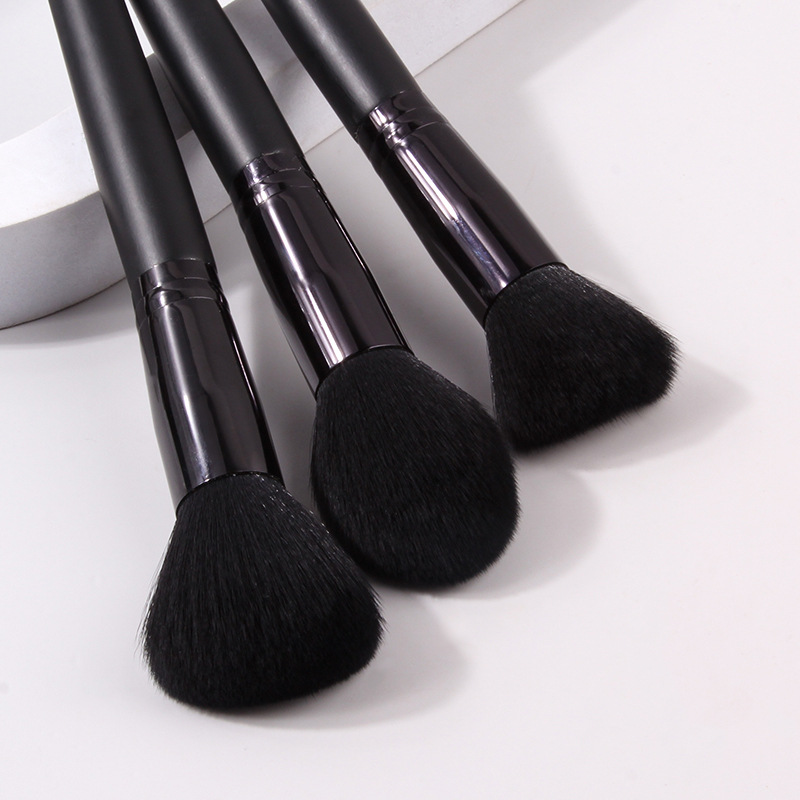 Single loose brush setting soft bristle blush brush, black contactor brush, beginner's portable wooden handle long rod makeup brush Application Scenario