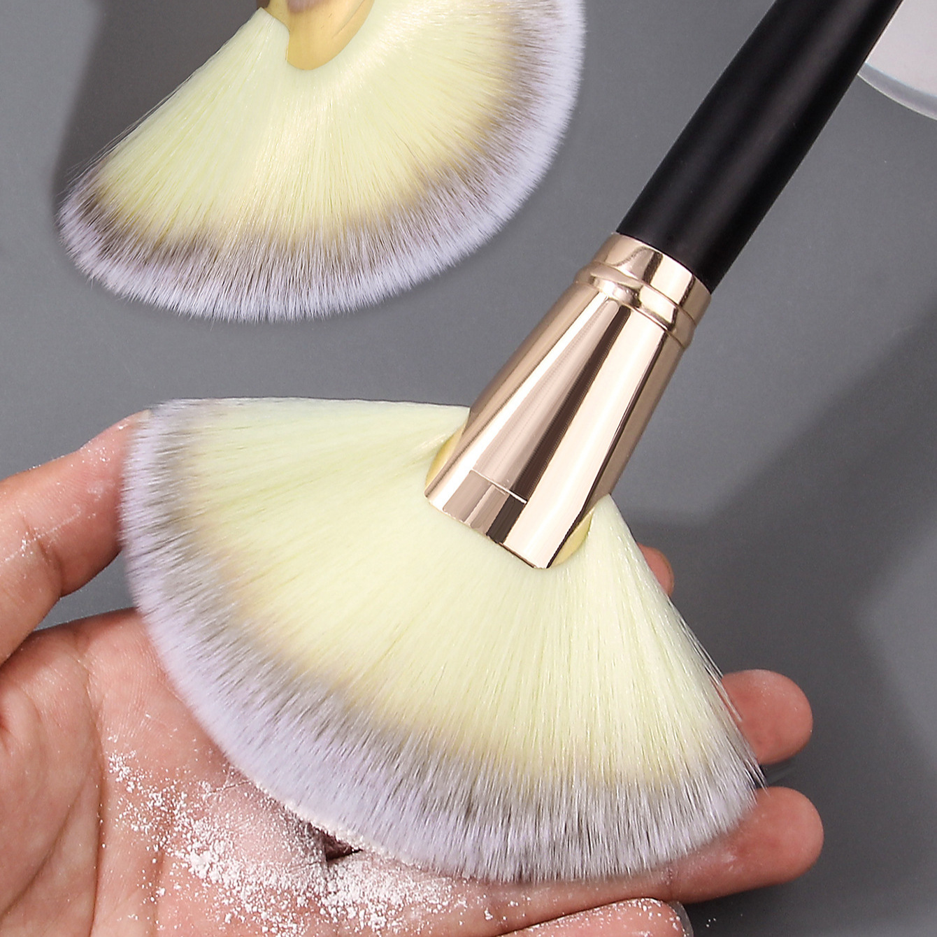 Extra-large fan-shaped brush, a special soft-bristled powder brush for makeup artists, is available for wholesale at a discounted price in stock Specification drawing