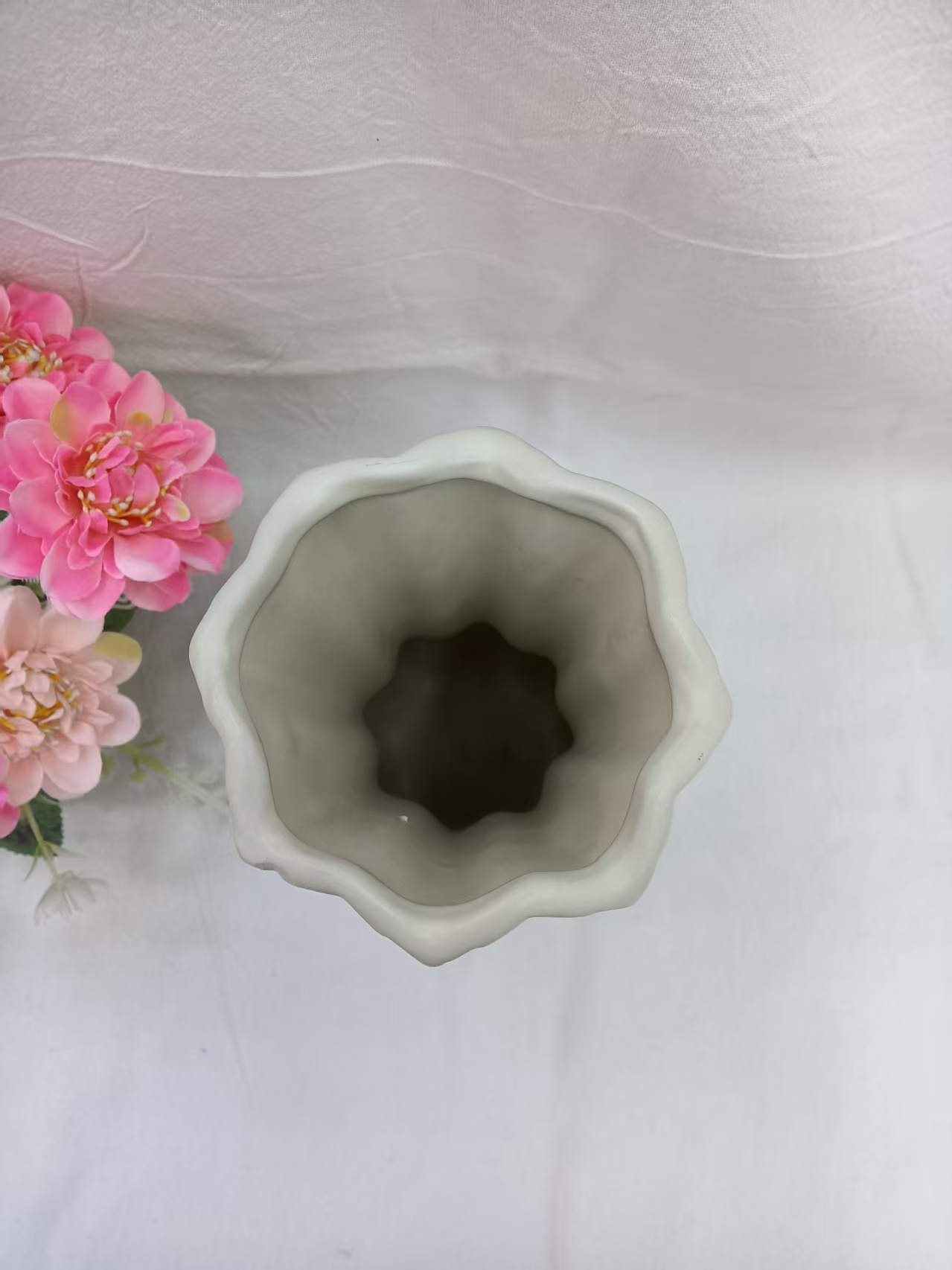 Ceramic craft ornaments, vases, entrance hall ornaments, solid color simple ceramic vases/craft vases, flower arrangements details Picture