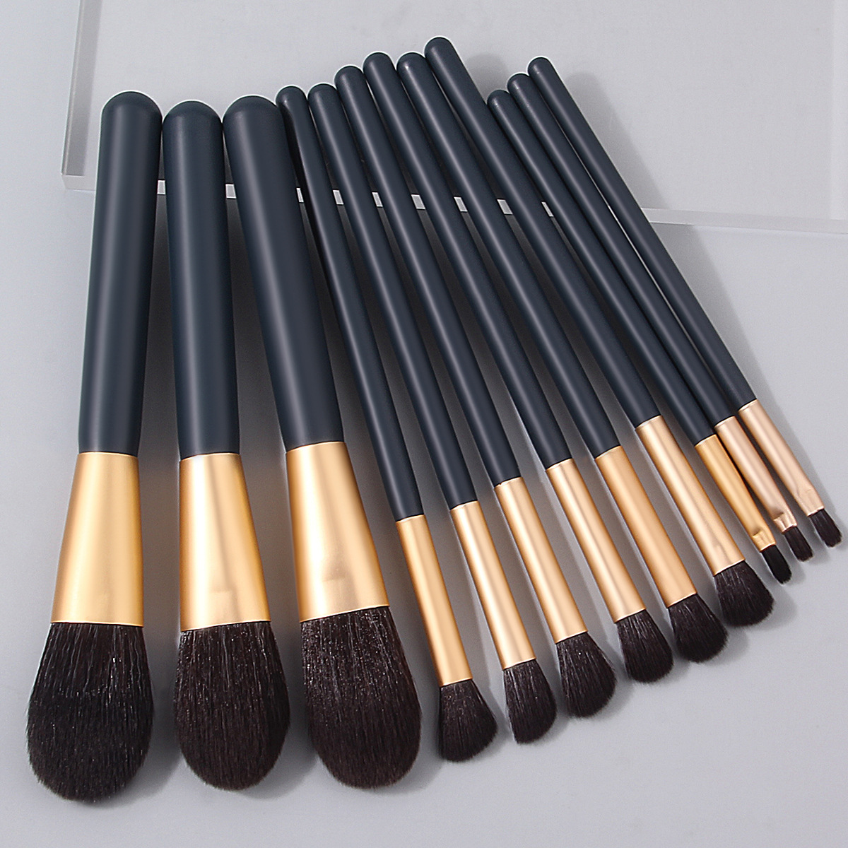 Cross-border 12-piece makeup brush set in stock: Soft bristle portable loose brush, highlighter brush, smudge brush, concealer brush, lip brush full figure