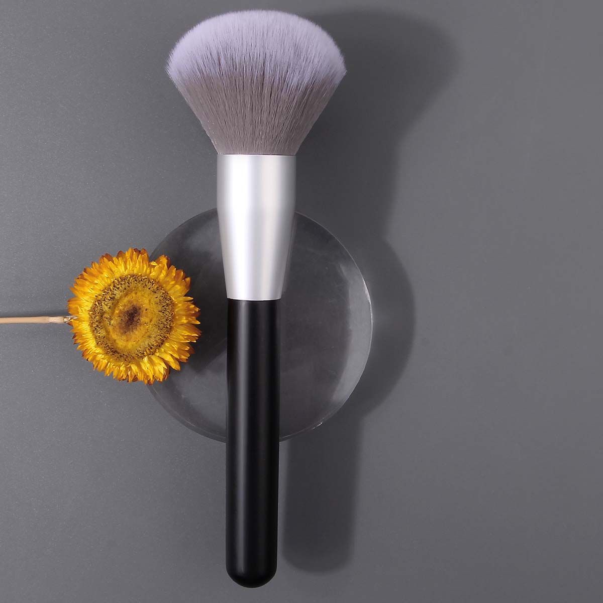 This is a single portable makeup brush with a loose brush and soft bristles that do not absorb powder. It is a long-lasting and durable setting brush details Picture