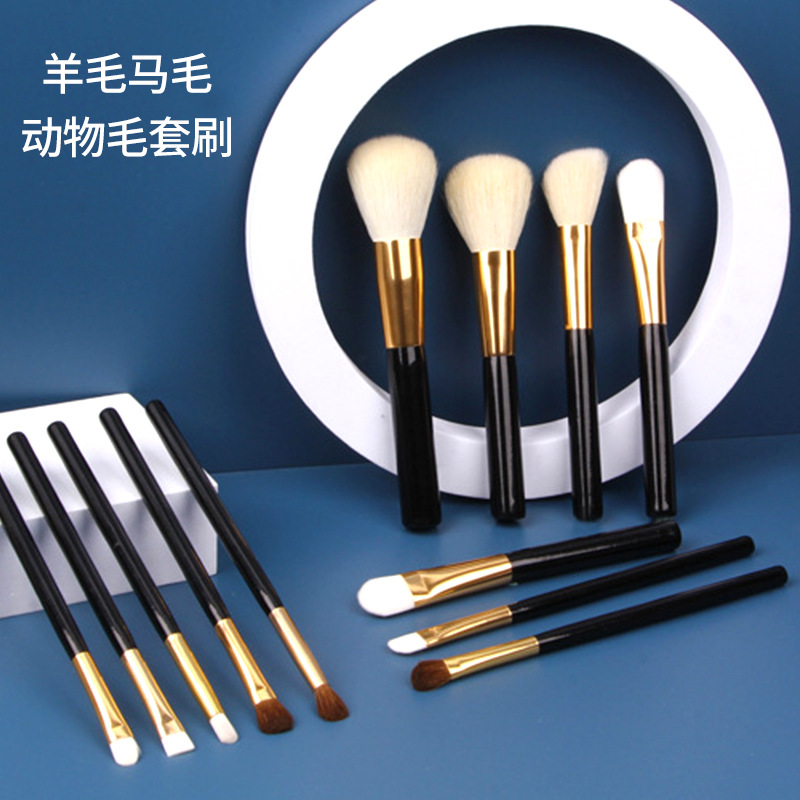 A 12-piece goat hair makeup brush set, including a horsehair eyeshadow brush, animal hair beauty tools, and a portable soft hair blush brush Application Scenario