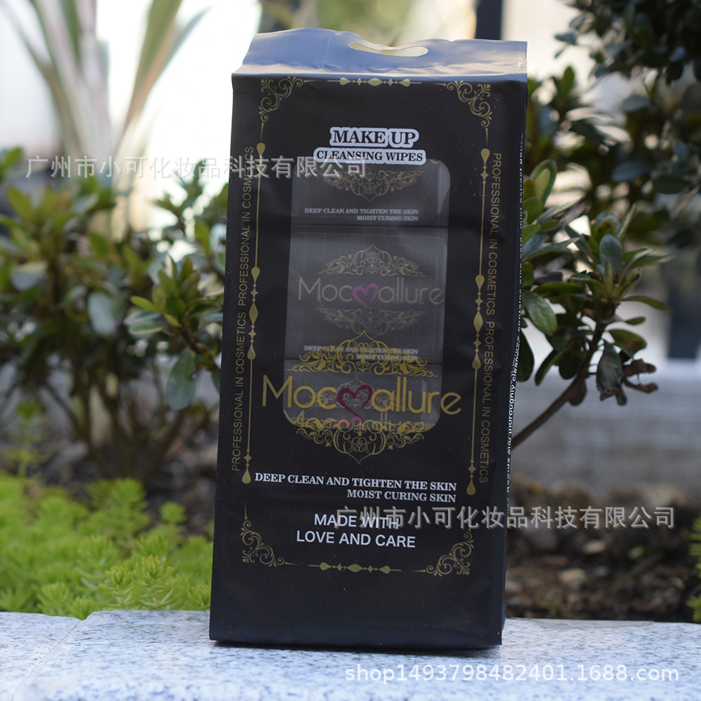 English version makeup remover wipes, 8-piece mini packaging, portable bag, convenient makeup remover wipes, makeup remover wet wipes, black and gold packaging Application Scenario