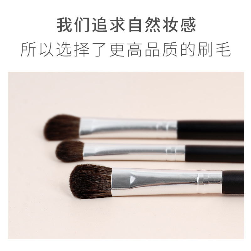 Wholesale of 3 small horsehair eyeshadow brushes, animal hair eye makeup brushes, detail blending brushes, contour brushes and beauty tools details Picture