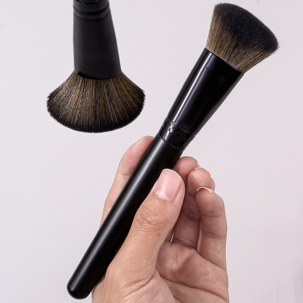 Single multi-functional foundation brush, high-density bionic bristle blush brush, loose plaster, even coloring without sticking to the face, honey plaster Specification drawing