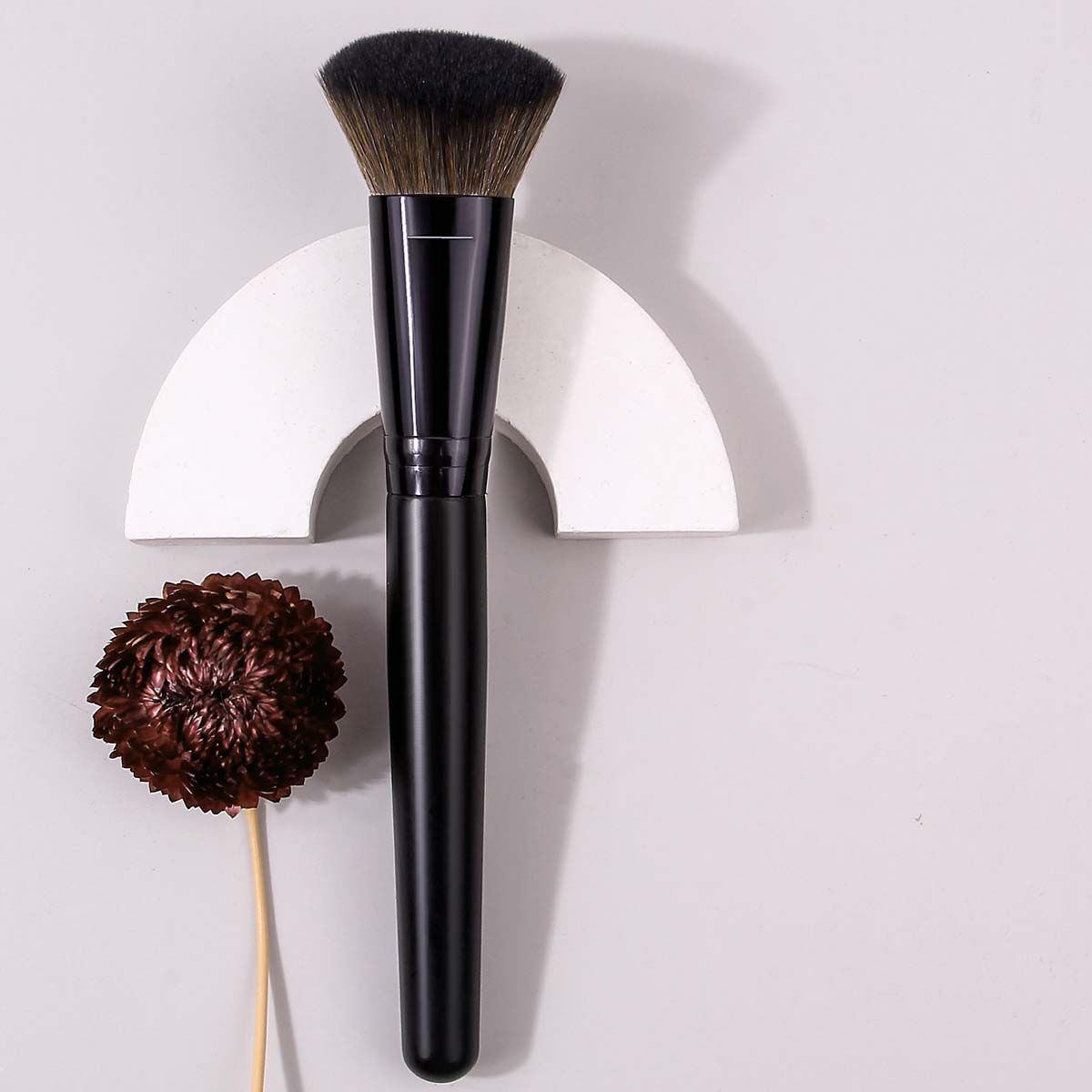 Single multi-functional foundation brush, high-density bionic bristle blush brush, loose plaster, even coloring without sticking to the face, honey plaster full figure