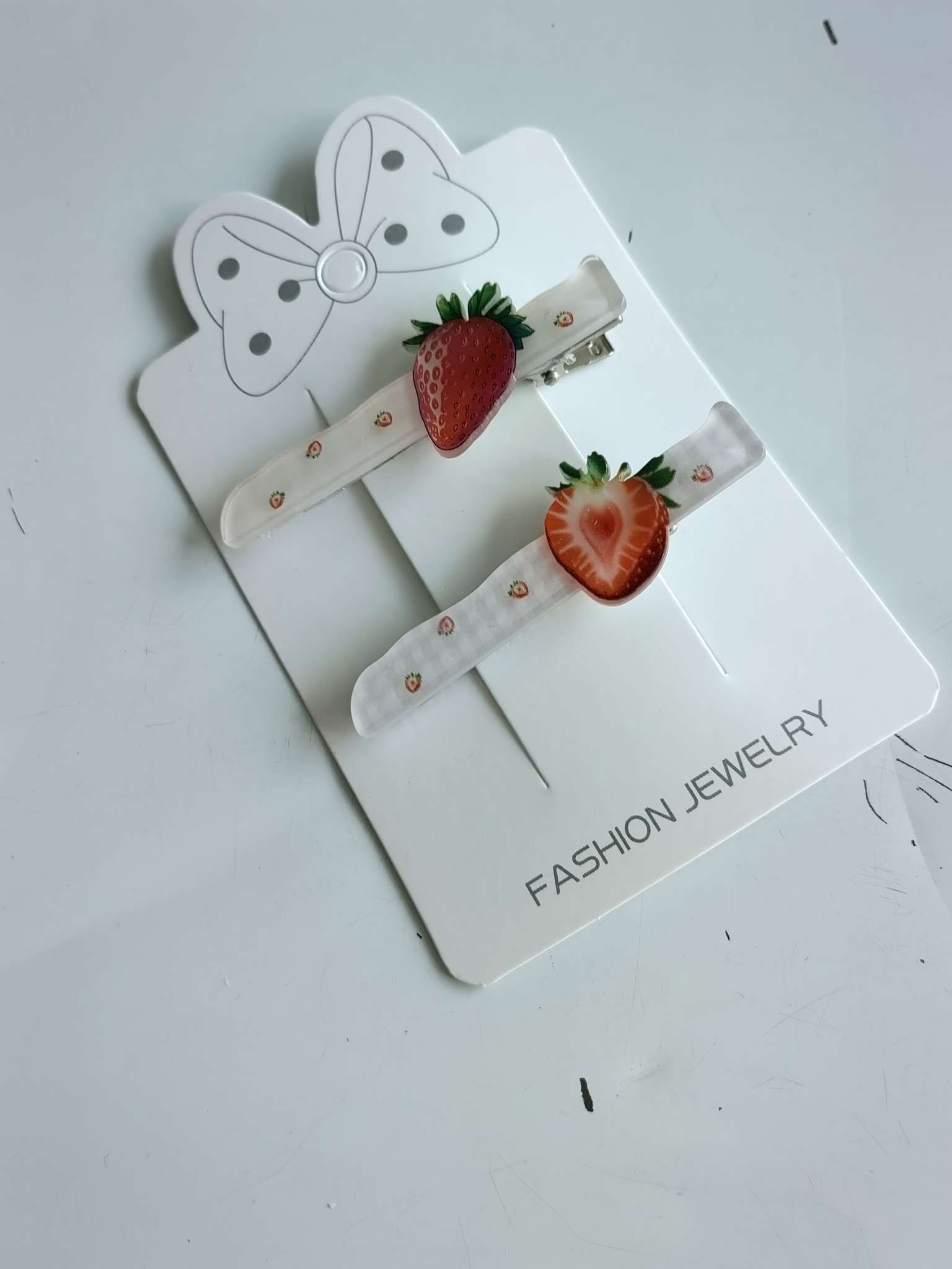 可爱红色樱桃镂空发夹女2025新款精致碎发刘海夹头饰侧边夹鸭嘴夹白底实物图