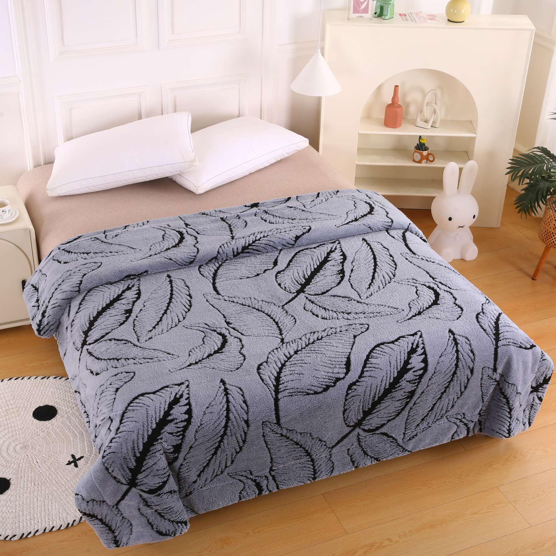 Home textile and chemical fiber blankets, cloud blankets, soft and warm, multiple colors to choose from, comfortable covering blankets, bedding, blankets Application Scenario