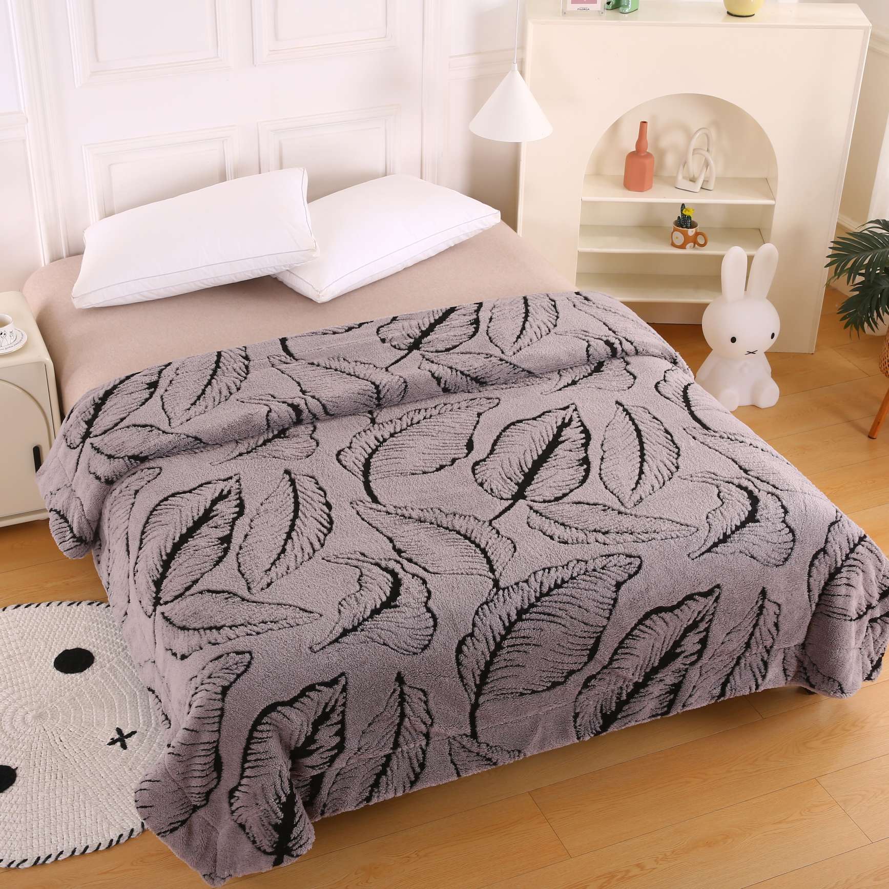 Home textile and chemical fiber blankets, cloud blankets, soft and warm, multiple colors to choose from, comfortable covering blankets, bedding, blankets details Picture